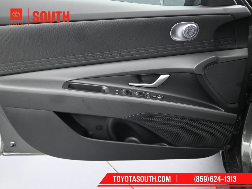 Used 2025 Hyundai Elantra SE FWD image 21