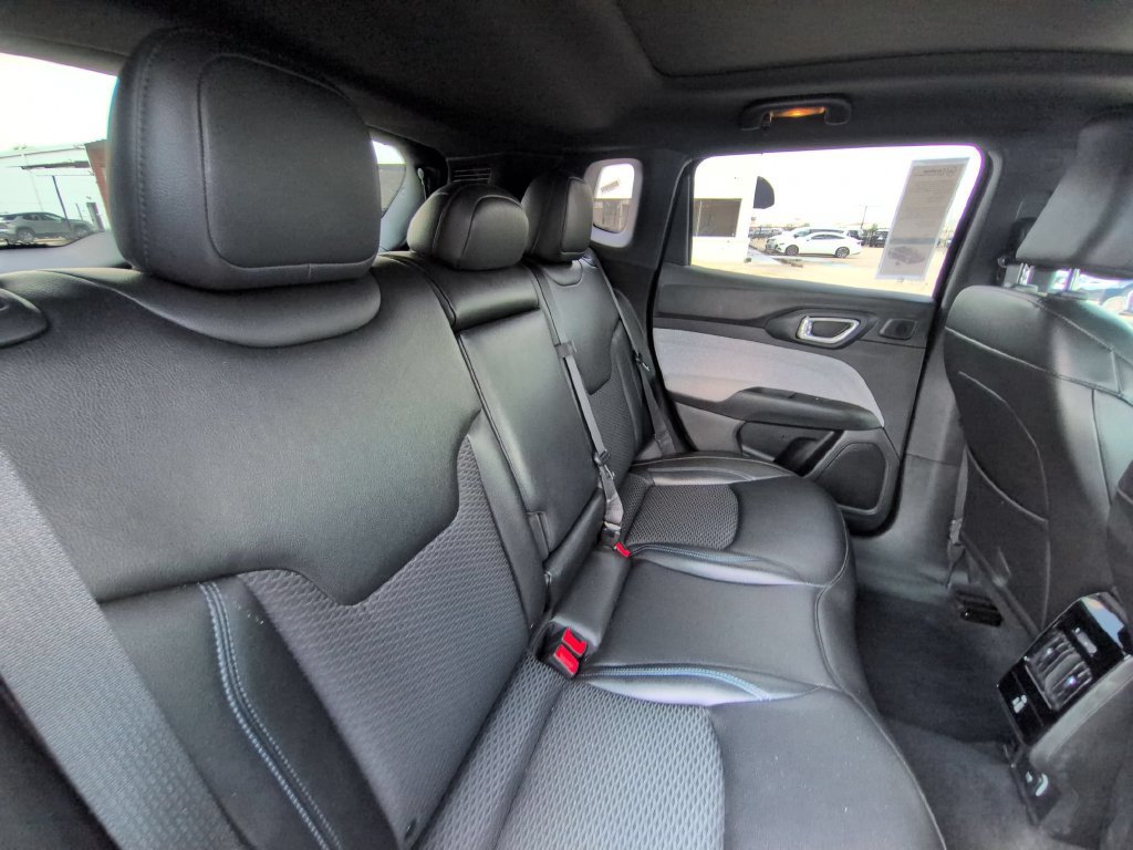 Used 2025 Jeep Compass Latitude w/ Sun & Sound Group AWD/4WD image 29