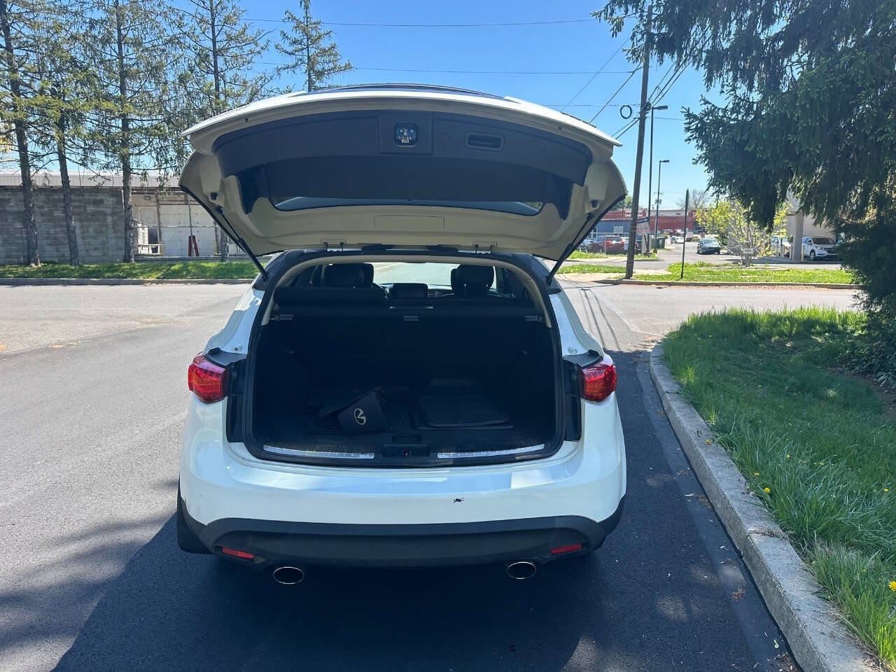 Used 2010 INFINITI FX35 AWD w/ Premium Pkg image 6