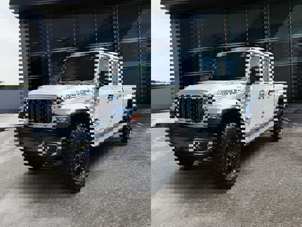 New 2025 Jeep Gladiator Sport image 3