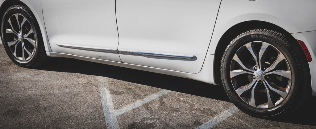 Used 2018 Chrysler Pacifica Limited w/ Tire & Wheel Group image 28