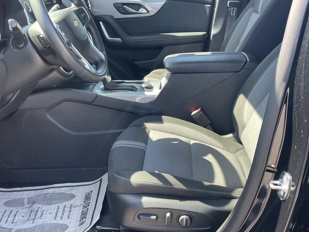 Used 2025 Chevrolet Blazer LT w/ Convenience Package FWD image 18