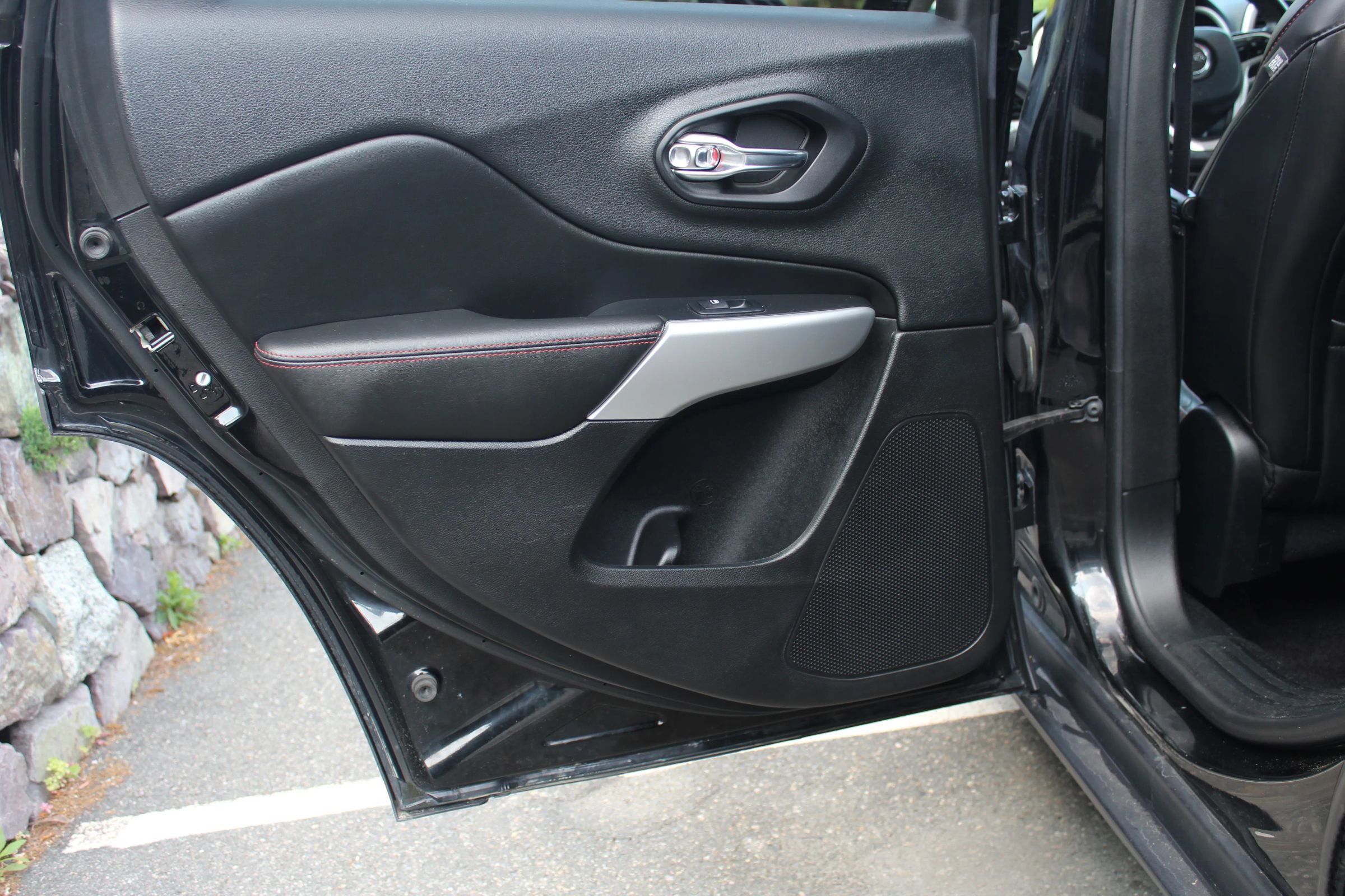 Used 2018 Jeep Cherokee Trailhawk image 14