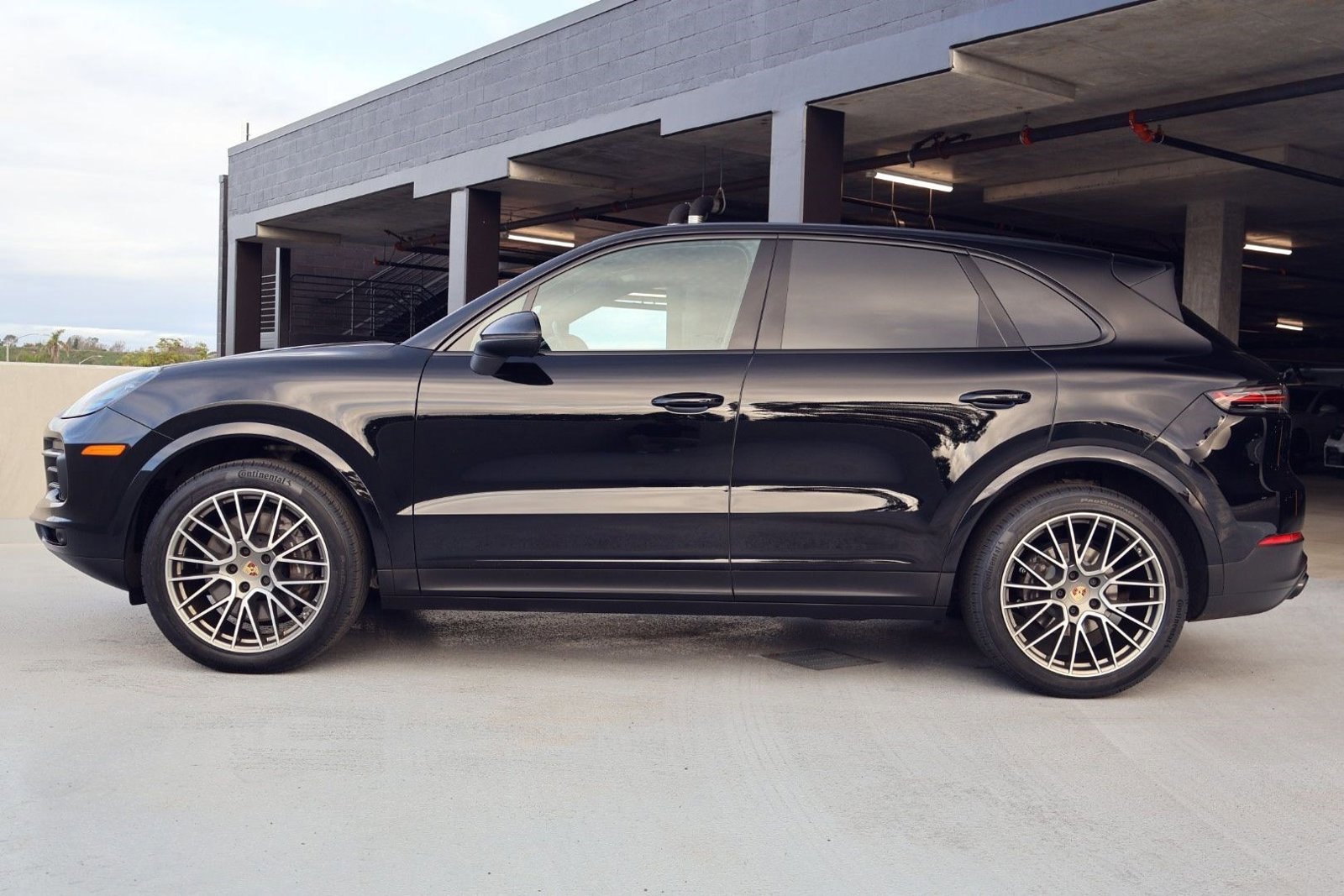 Certified 2023 Porsche Cayenne Platinum Edition image 2