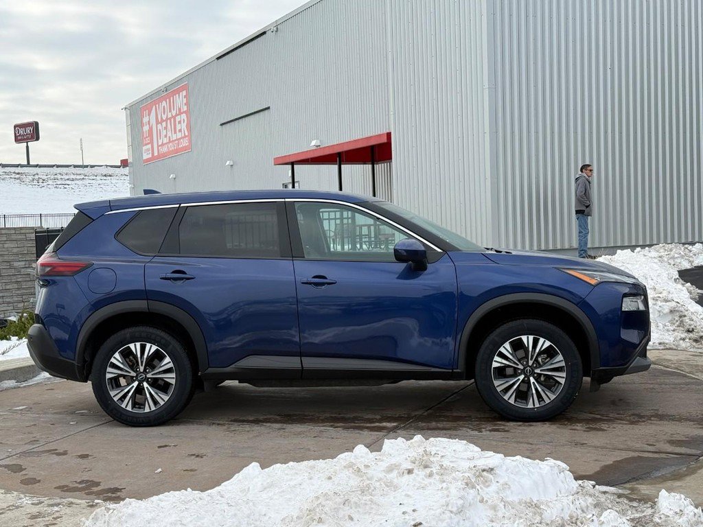 Used 2023 Nissan Rogue SV image 2
