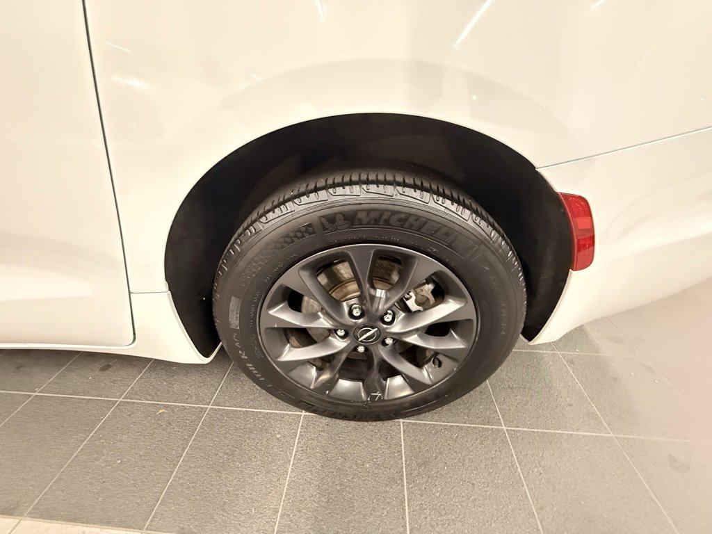 Used 2021 Chrysler Pacifica Touring-L w/ Uconnect Theater Family Group image 50