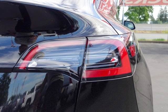 Used 2022 Tesla Model Y Long Range image 7