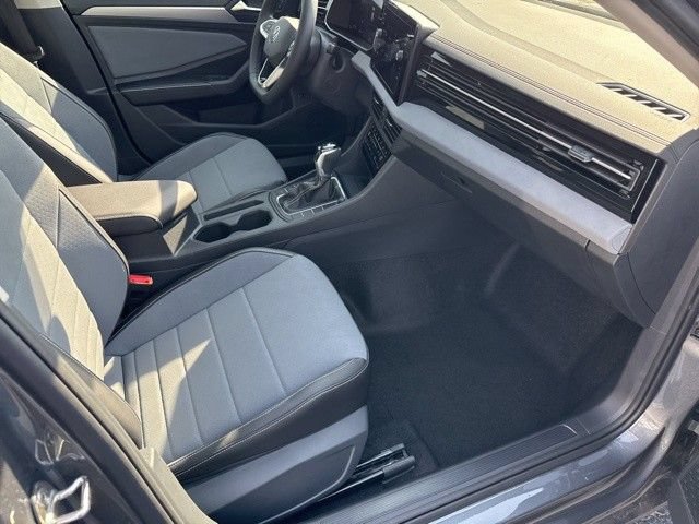 Used 2025 Volkswagen Jetta SE FWD image 57