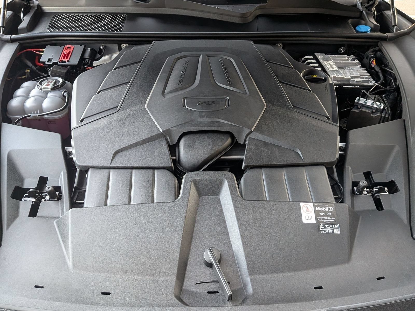 Certified 2025 Porsche Cayenne AWD/4WD image 27