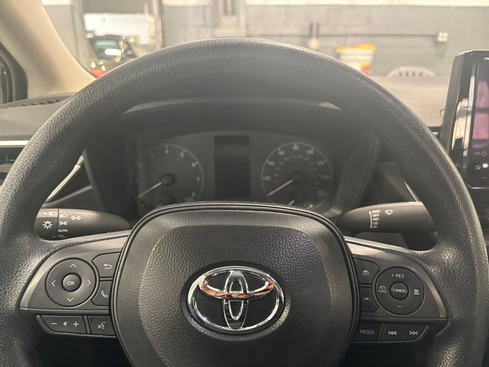 Used 2025 Toyota Corolla LE image 28