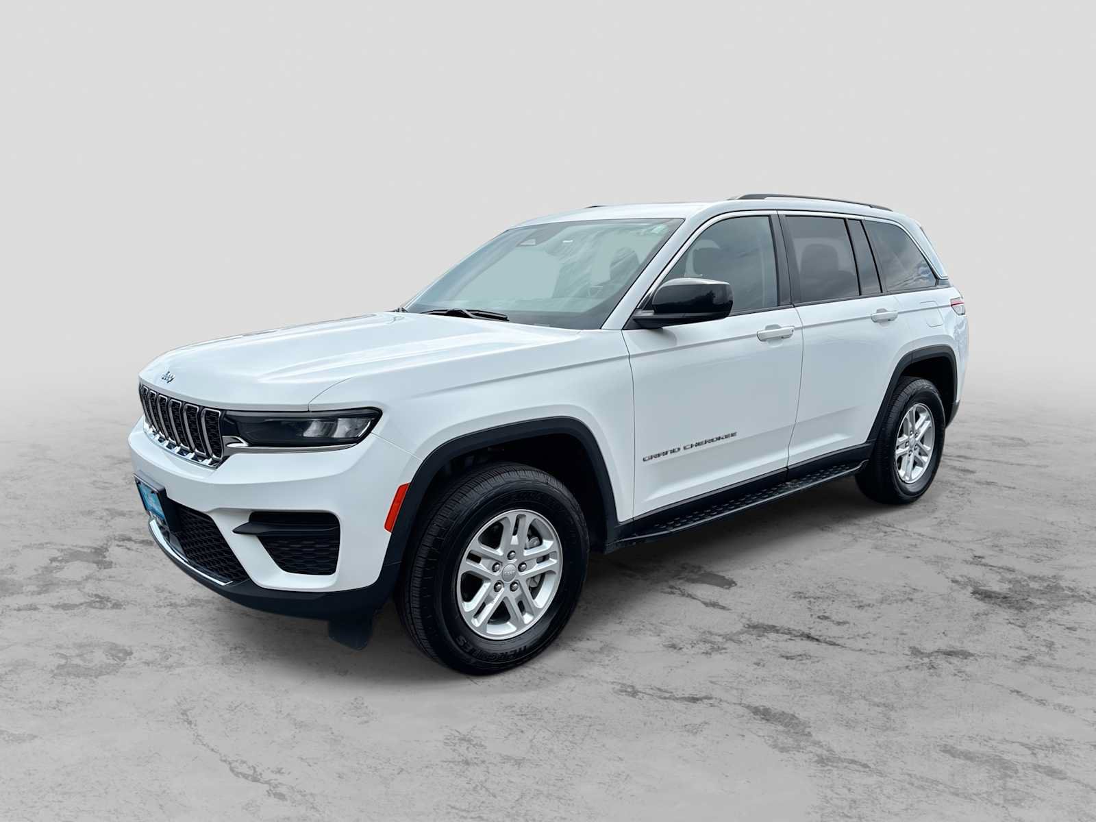 Used 2023 Jeep Grand Cherokee Laredo AWD/4WD image 1
