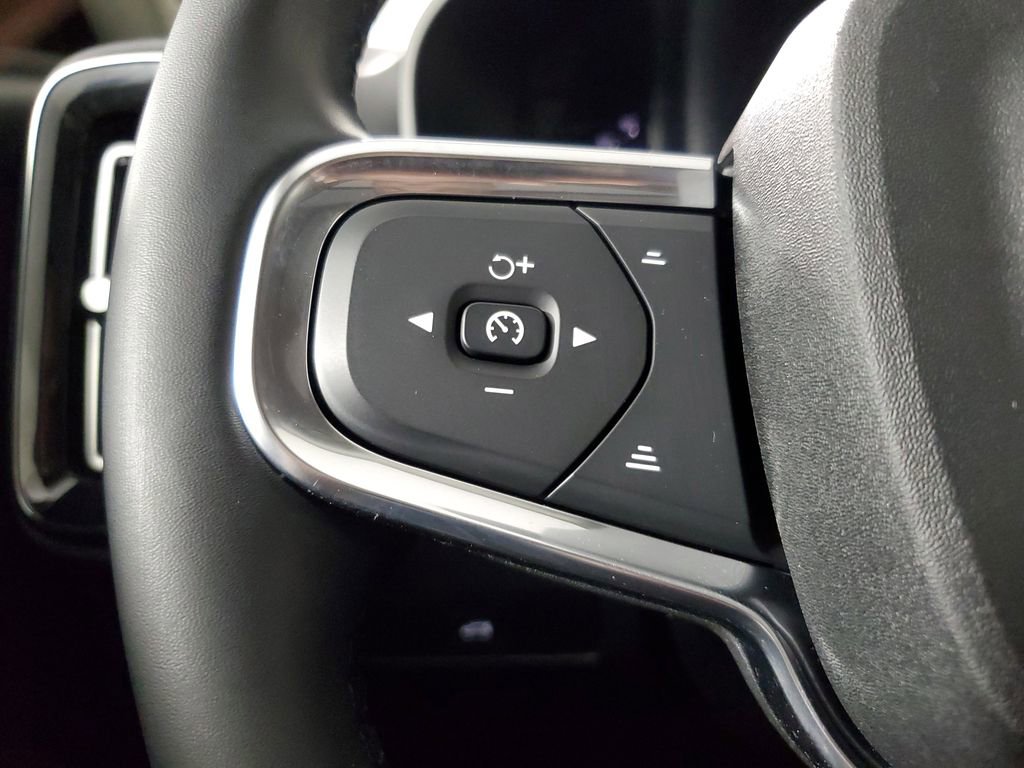 Certified 2025 Volvo XC40 B5 Core image 27