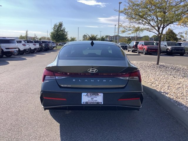 Certified 2024 Hyundai Elantra SE FWD image 7