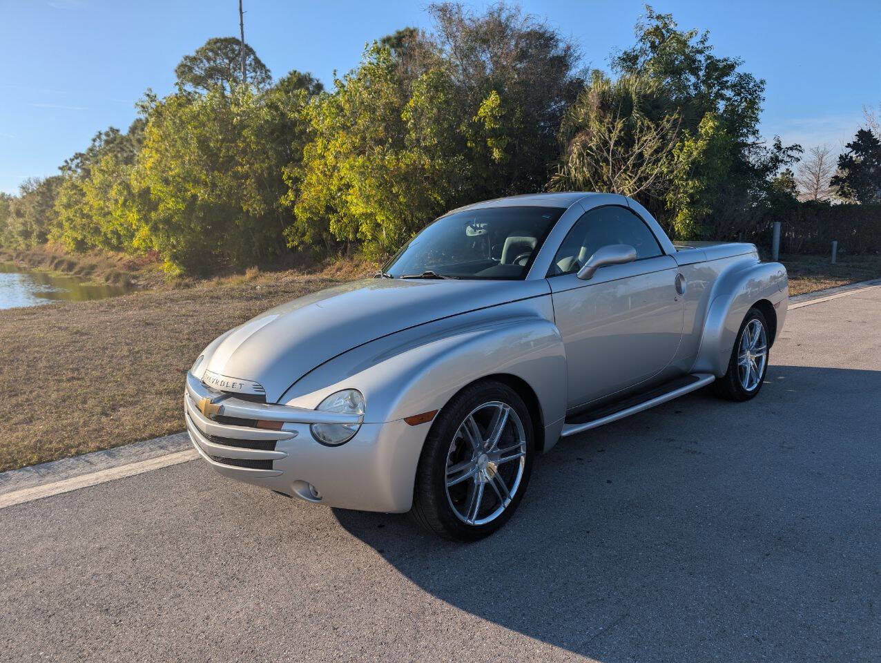 Used 2004 Chevrolet SSR w/ Preferred Equipment Group image 2