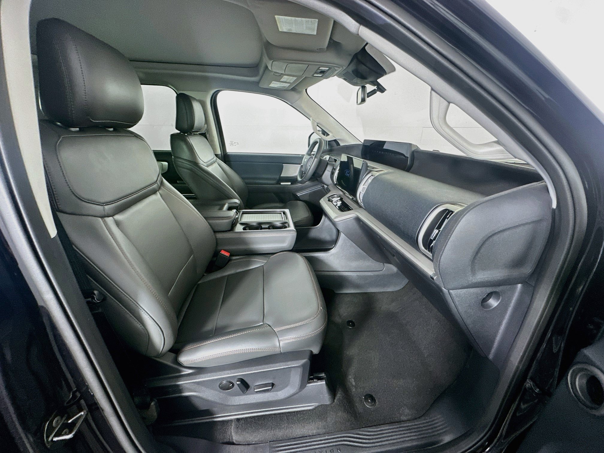 Used 2025 Ford Expedition Active AWD/4WD image 35