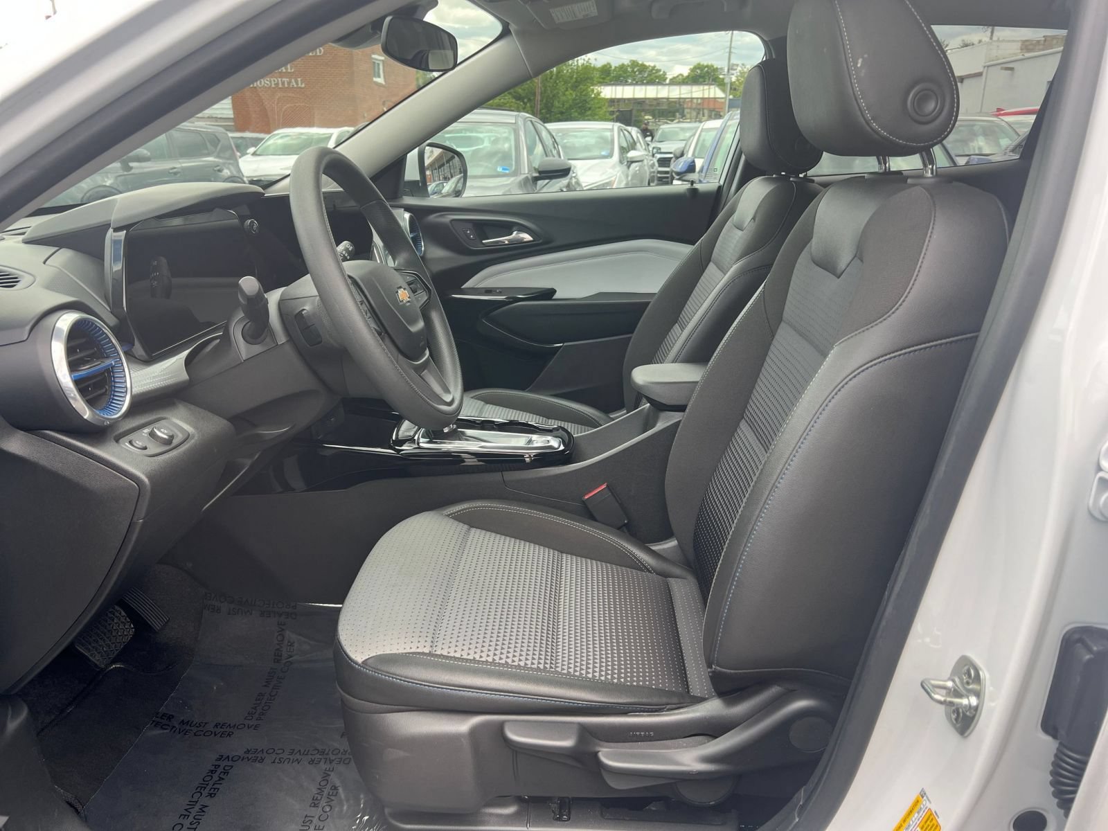 Used 2025 Chevrolet Trax LT FWD image 27