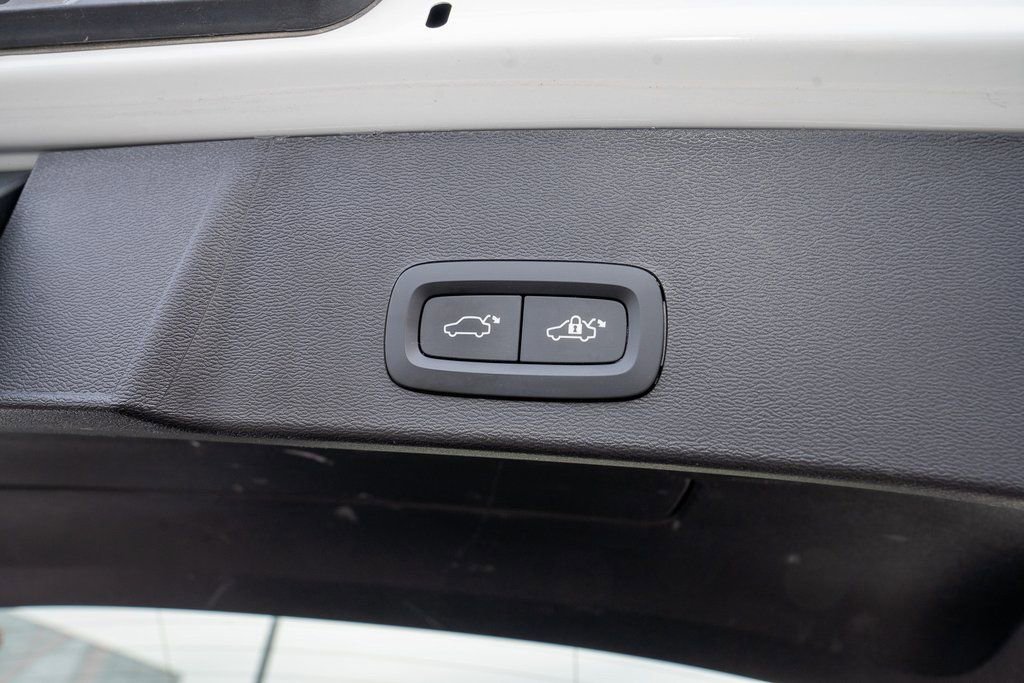 Used 2023 Volvo XC40 Recharge Ultimate image 6