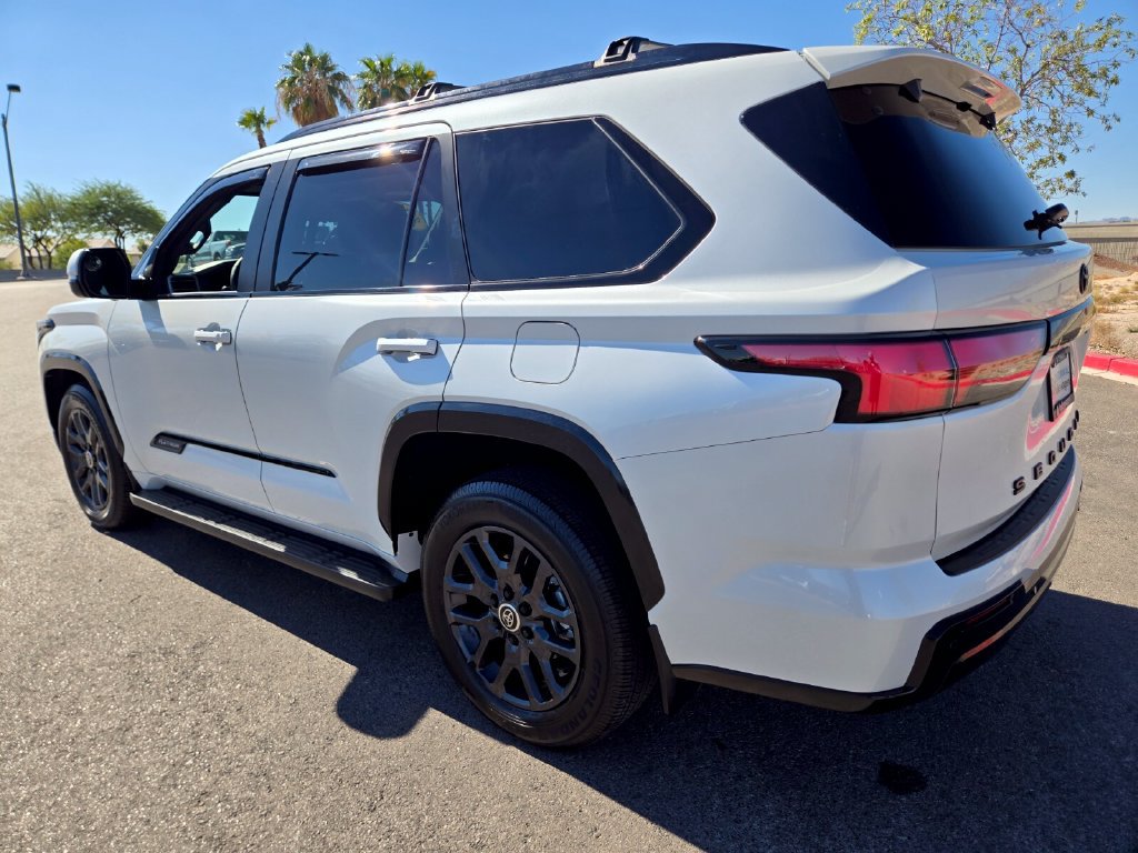 Used 2024 Toyota Sequoia Platinum AWD/4WD image 4