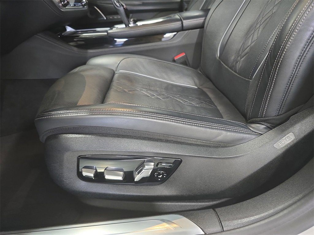 Used 2020 BMW 750i xDrive w/ Autobahn Package image 27