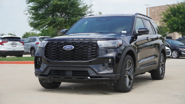 Used 2025 Ford Explorer ST-Line w/ ST-Line Street Pack AWD/4WD image 3