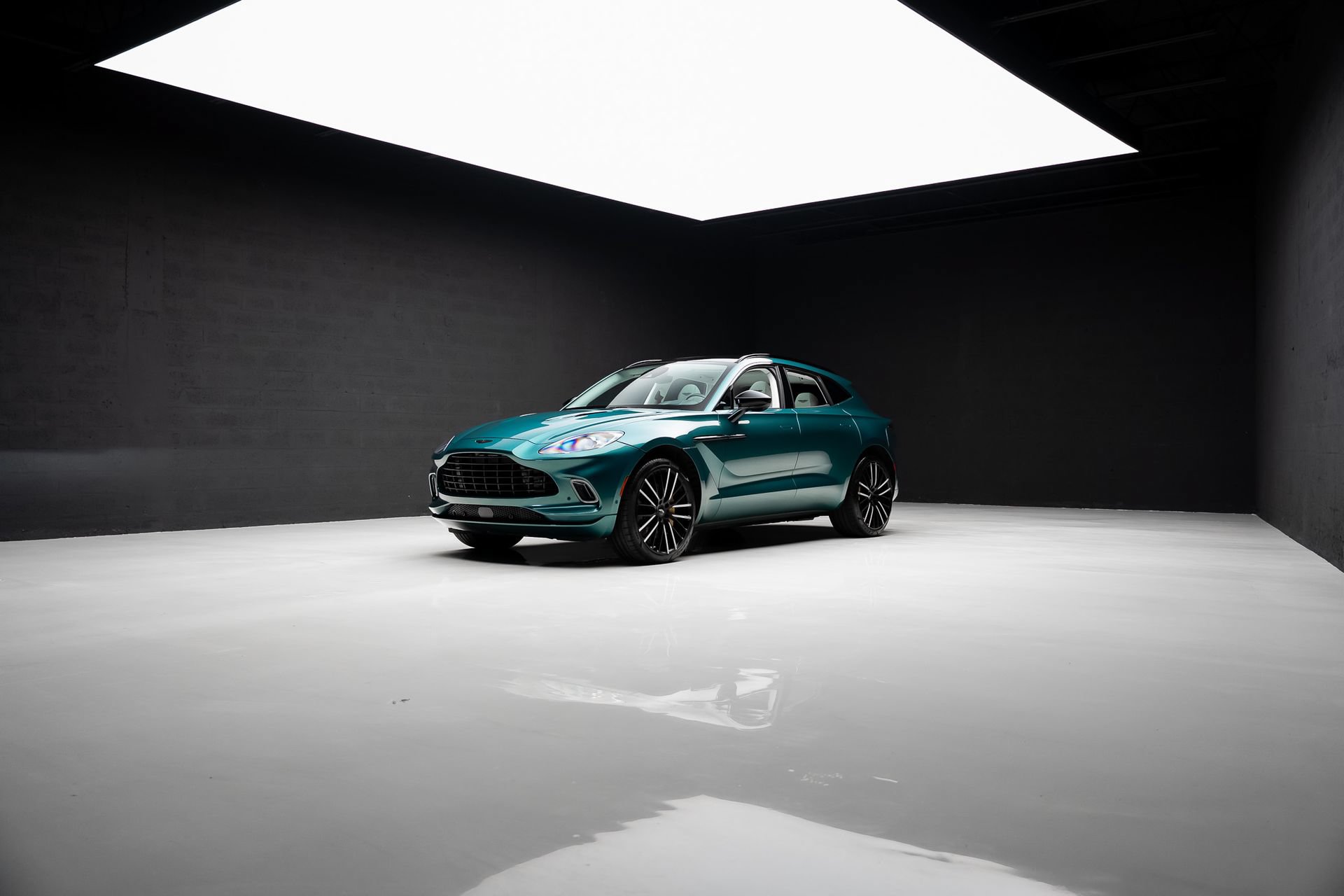 Used 2023 Aston Martin DBX AWD/4WD image 89