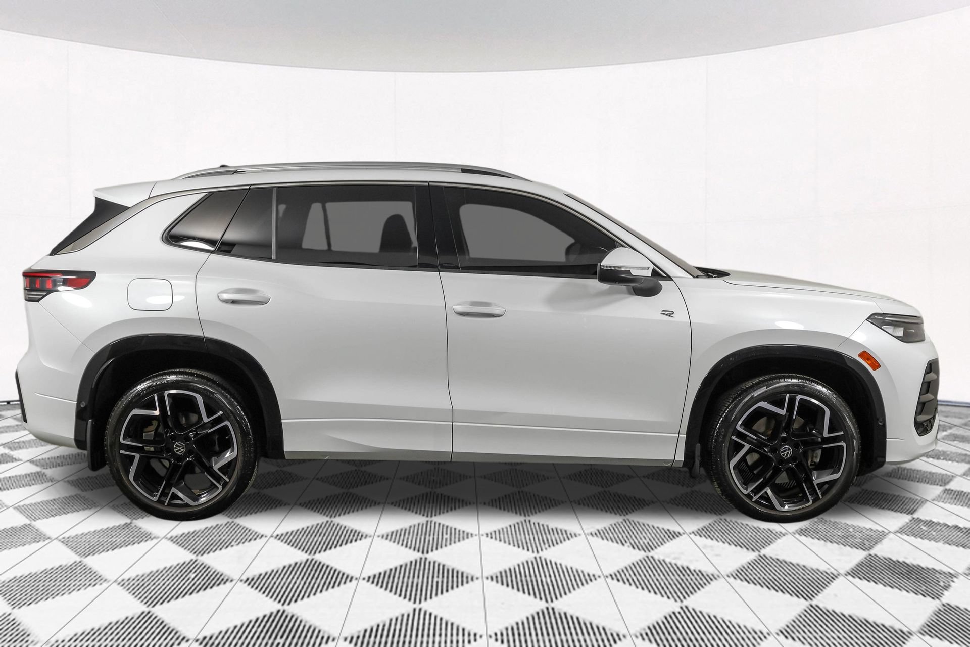 Used 2025 Volkswagen Tiguan SEL R-Line AWD/4WD image 16