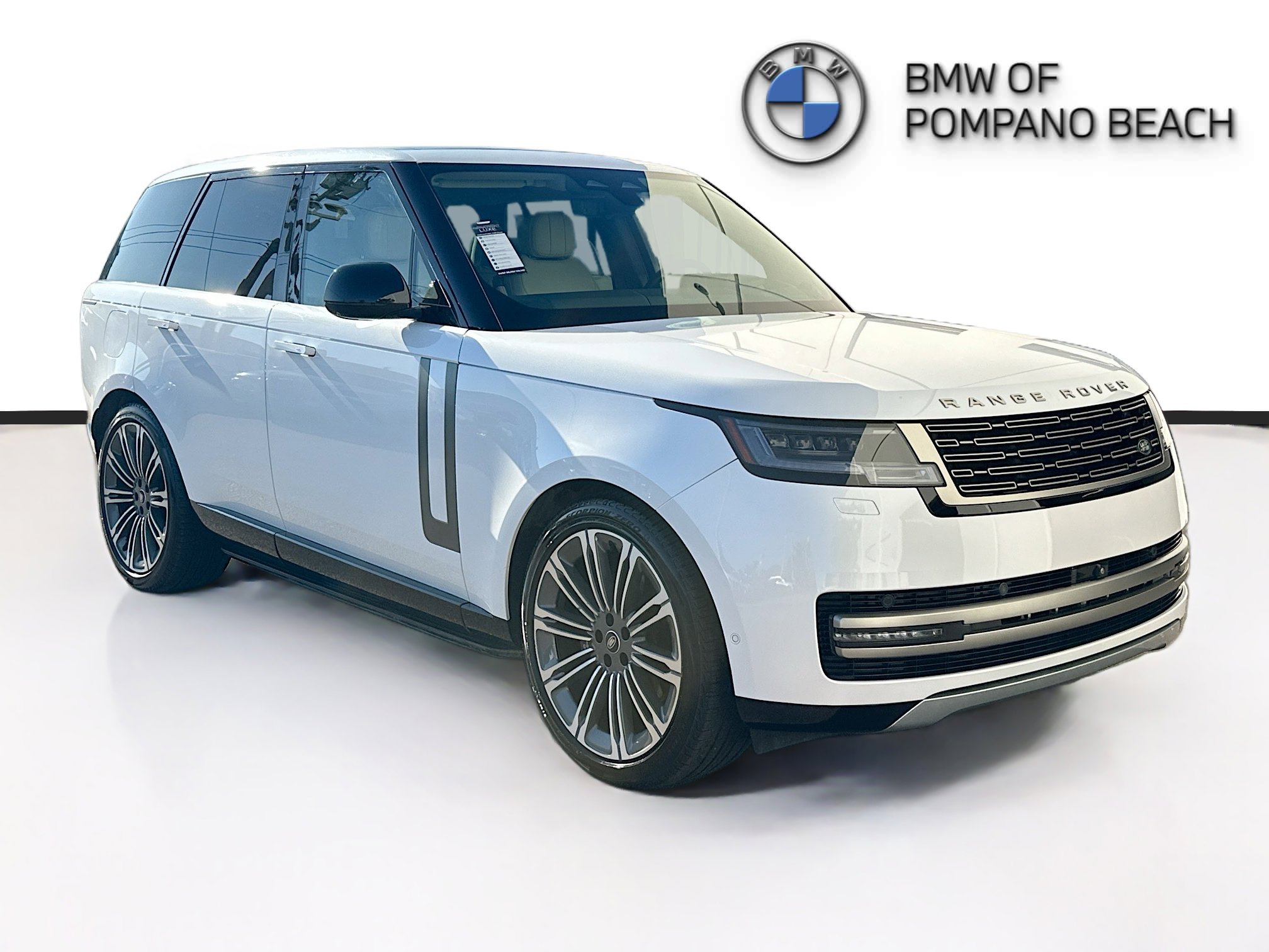Used 2024 Land Rover Range Rover SE image 1