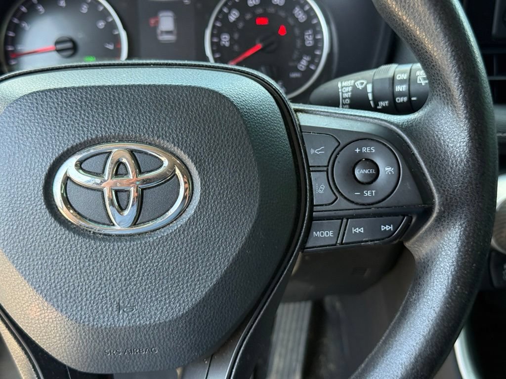 Used 2022 Toyota RAV4 XLE AWD/4WD image 16