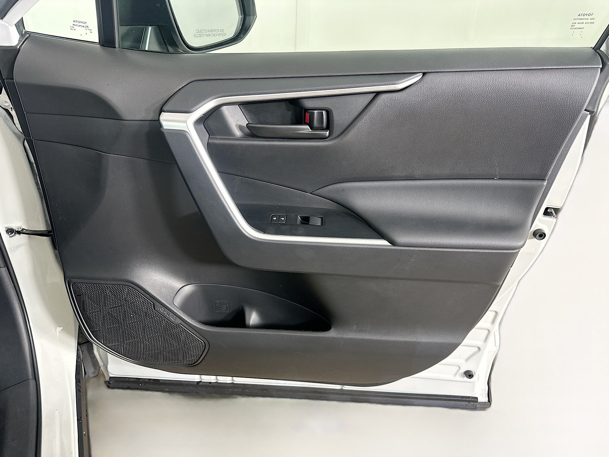 Used 2025 Toyota RAV4 LE FWD image 31