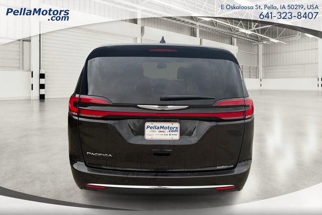 Used 2023 Chrysler Pacifica Touring-L image 4