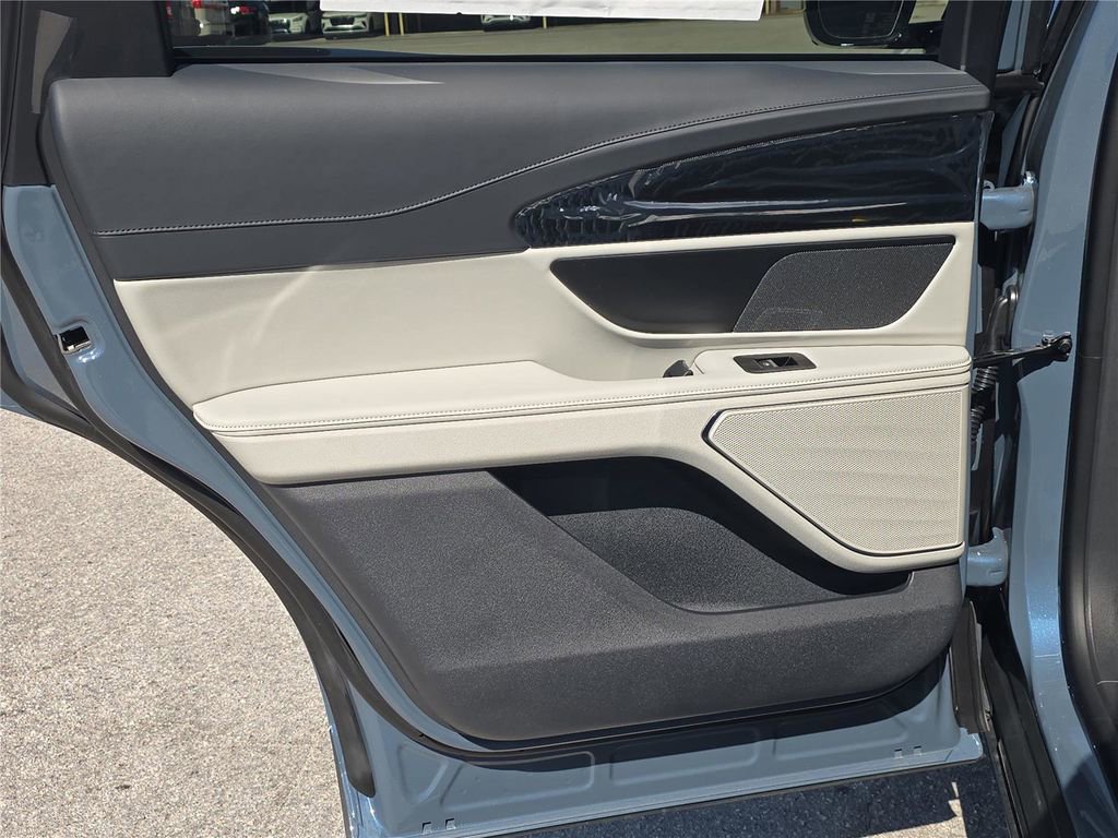 New 2026 Lincoln Nautilus Premier w/ Jet Appearance Package AWD/4WD image 9