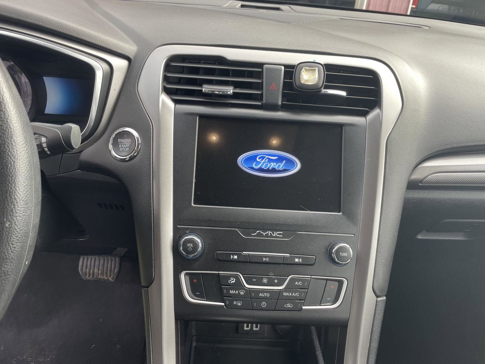 Used 2020 Ford Fusion SE image 17