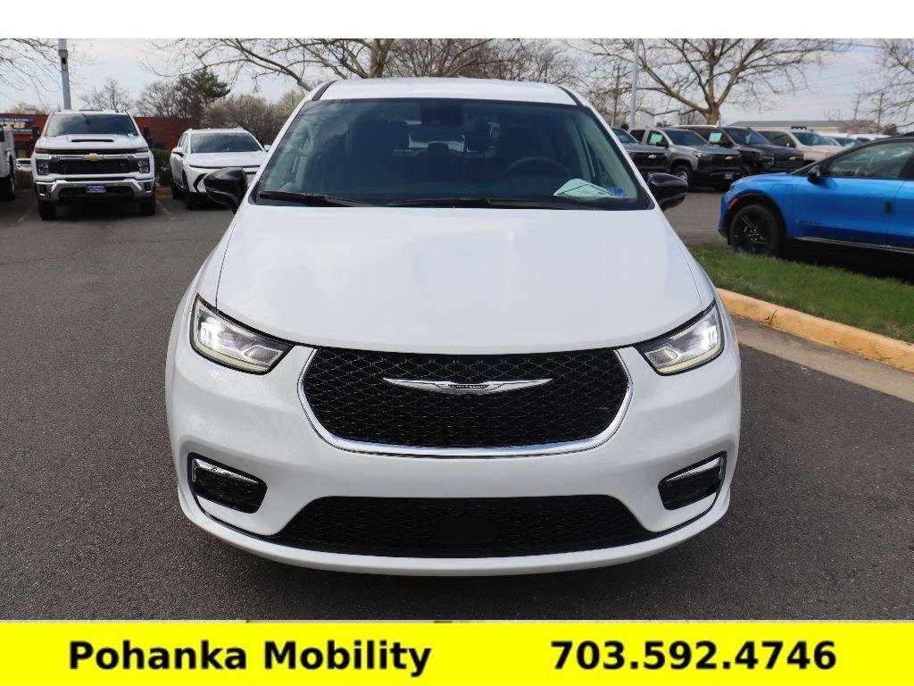 Used 2024 Chrysler Pacifica Touring-L image 2