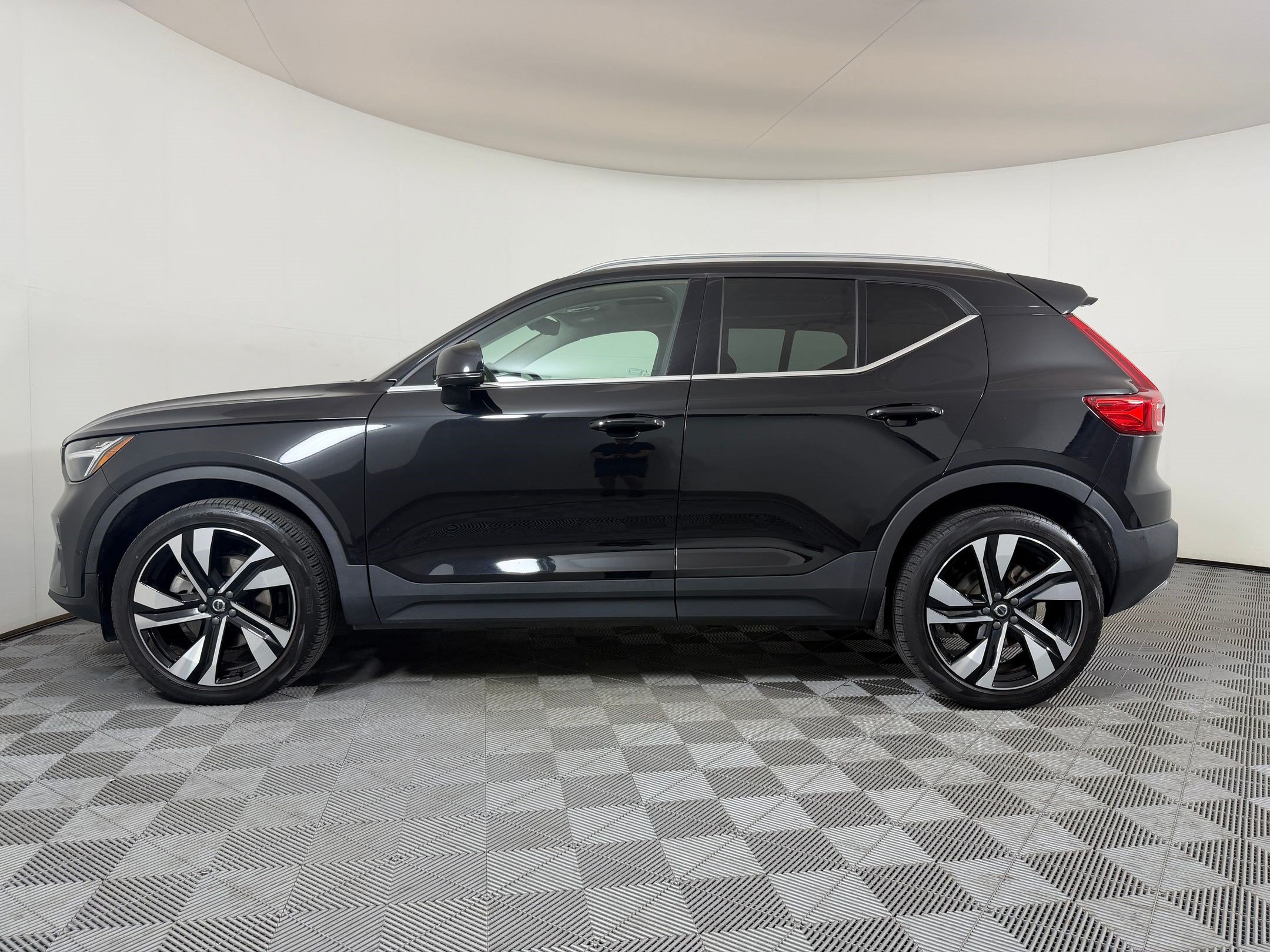 Used 2024 Volvo XC40 B5 Plus w/ Protection Package Premier AWD/4WD image 2