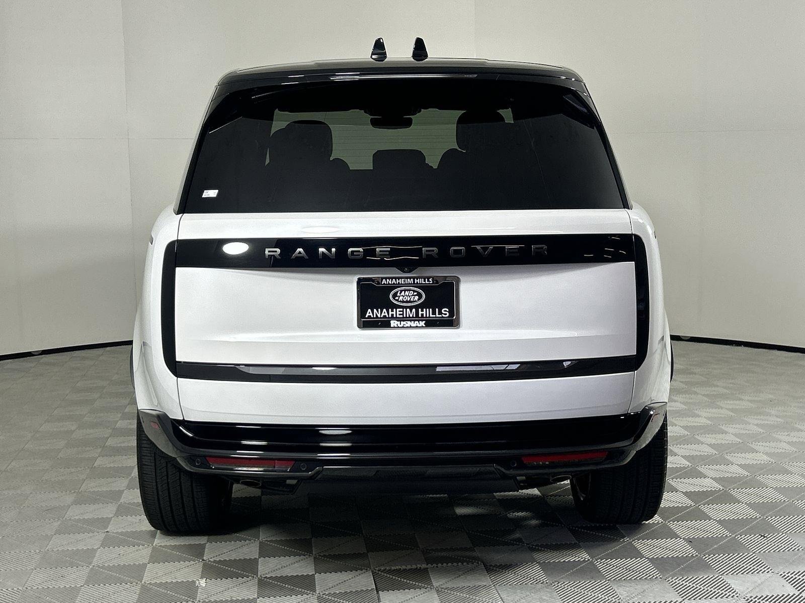 New 2025 Land Rover Range Rover SE image 4