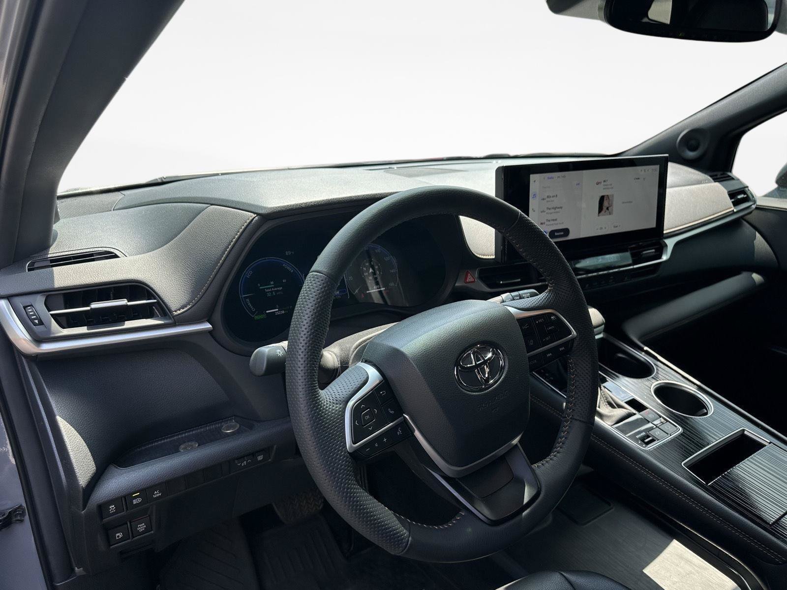 Certified 2025 Toyota Sienna XLE Woodland Edition AWD/4WD image 11