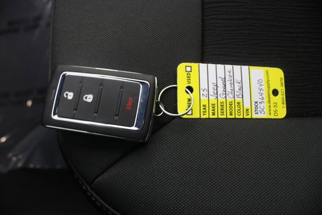 New 2025 Jeep Grand Cherokee Laredo image 7