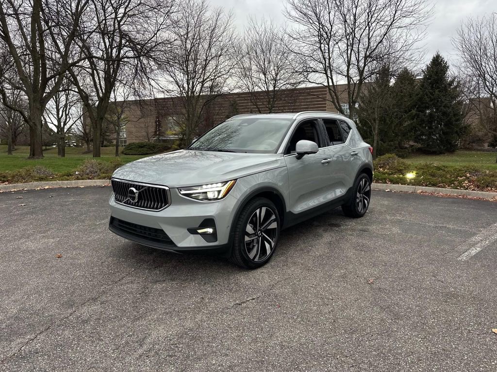 Used 2025 Volvo XC40 B5 Ultra w/ Protection Package Premier image 3