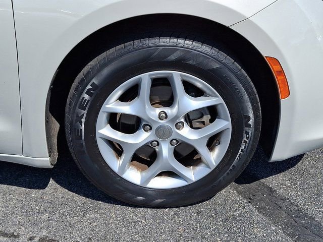 Used 2017 Chrysler Pacifica Touring-L w/ Tire & Wheel Group FWD image 11