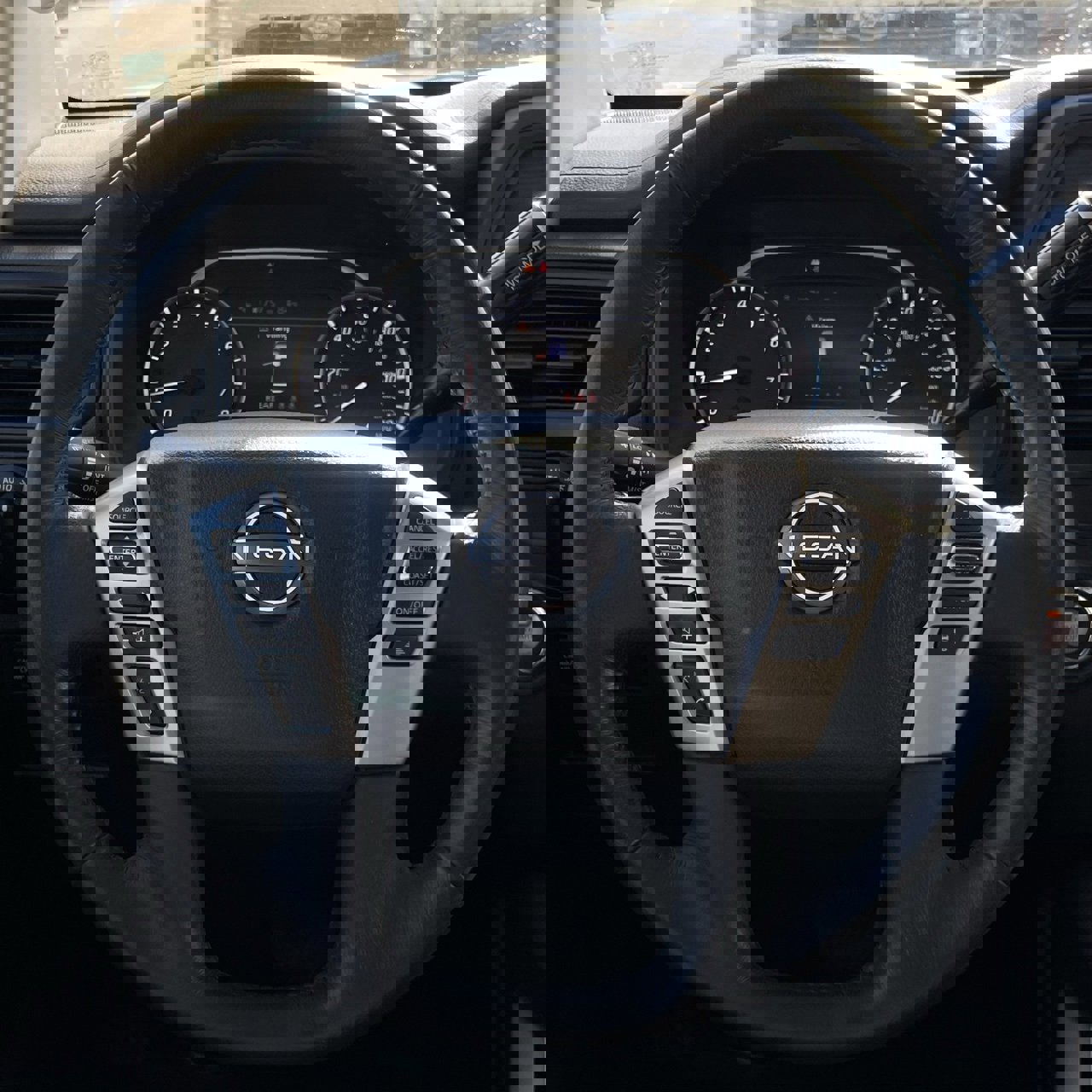 Used 2024 Nissan Titan SV w/ SV Convenience Package image 12