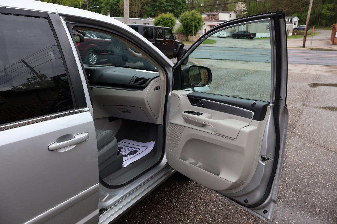 Used 2011 Volkswagen Routan SE FWD image 24