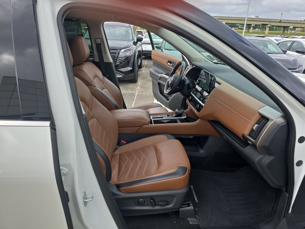 Used 2023 Nissan Pathfinder Platinum w/ Cargo Package FWD image 16