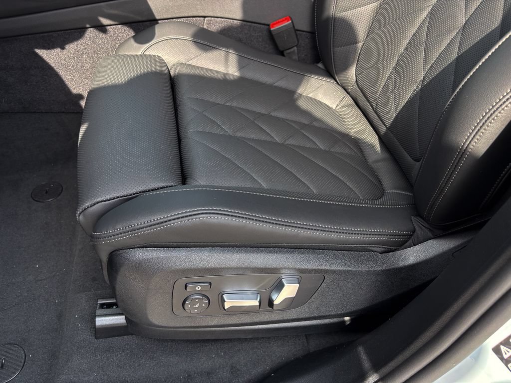 New 2026 BMW X5 xDrive40i w/ M Sport Package AWD/4WD image 17