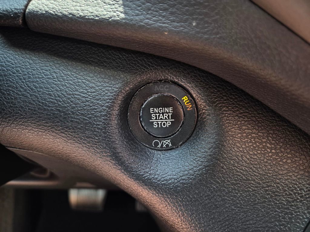 Used 2019 Jeep Cherokee Trailhawk w/ Cold Weather Group AWD/4WD image 30