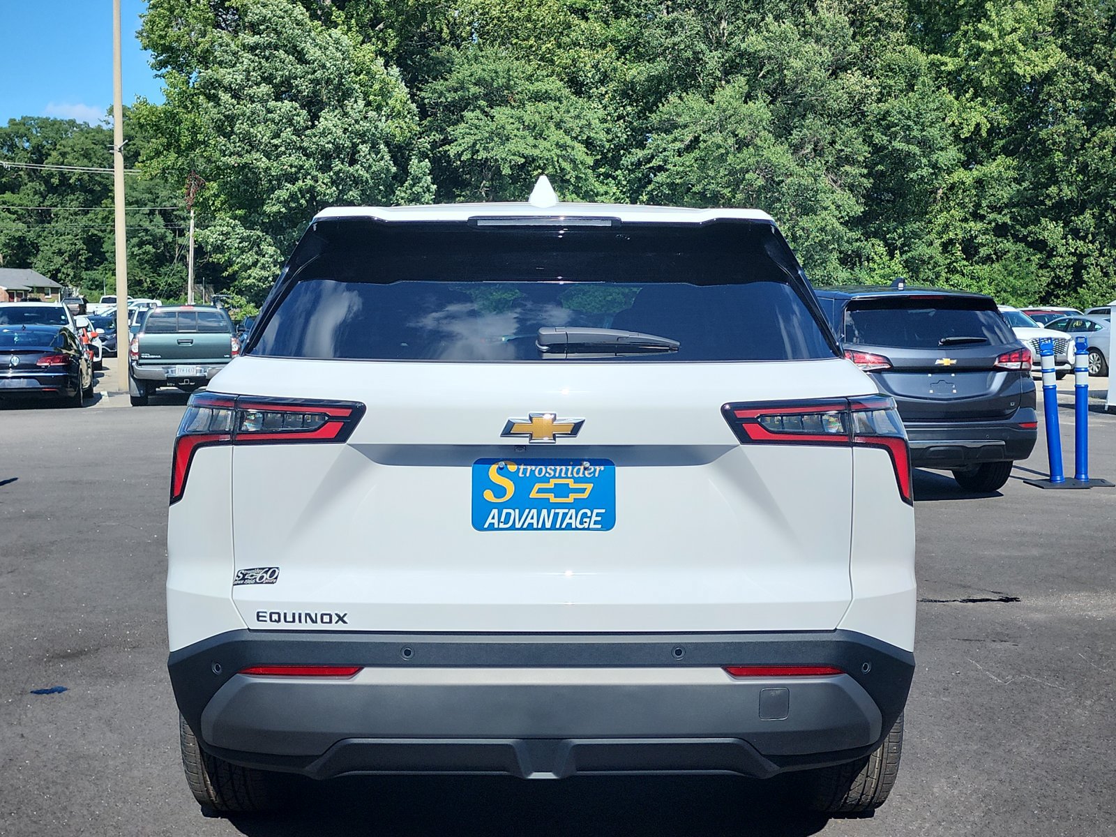 New 2027 Chevrolet Equinox LT w/ Convenience Package II FWD image 4