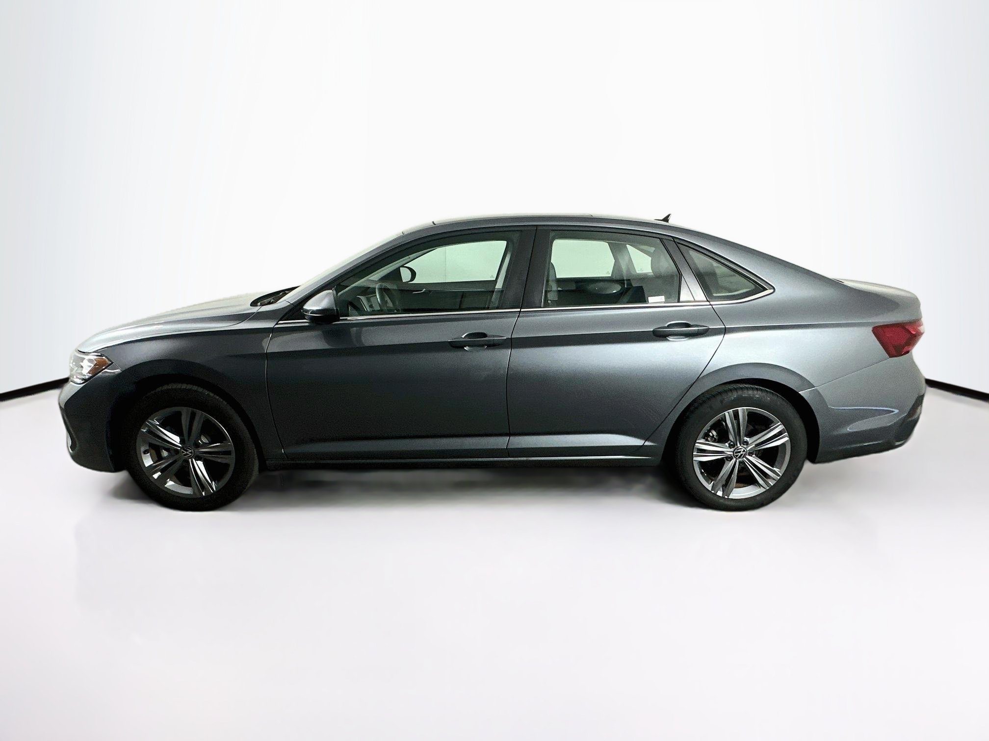 Used 2024 Volkswagen Jetta SE w/ Panoramic Sunroof Package FWD image 4