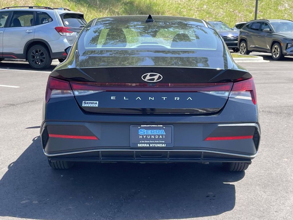 Certified 2024 Hyundai Elantra SE FWD image 4