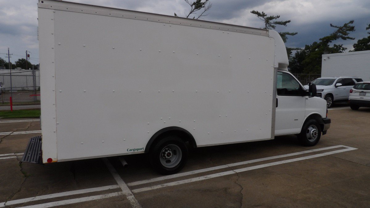 Used 2018 GMC Savana 3500 w/ Power Convenience Package RWD image 2