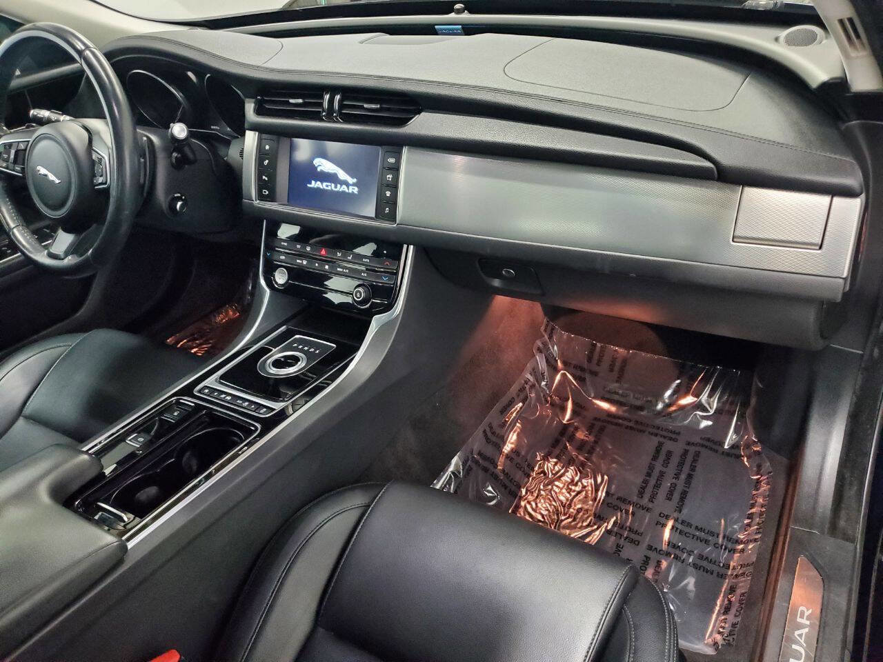 Used 2016 Jaguar XF Premium image 14