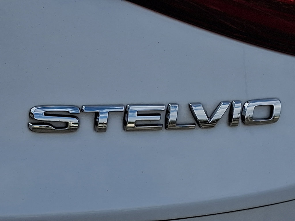 Used 2022 Alfa Romeo Stelvio Veloce AWD/4WD image 17